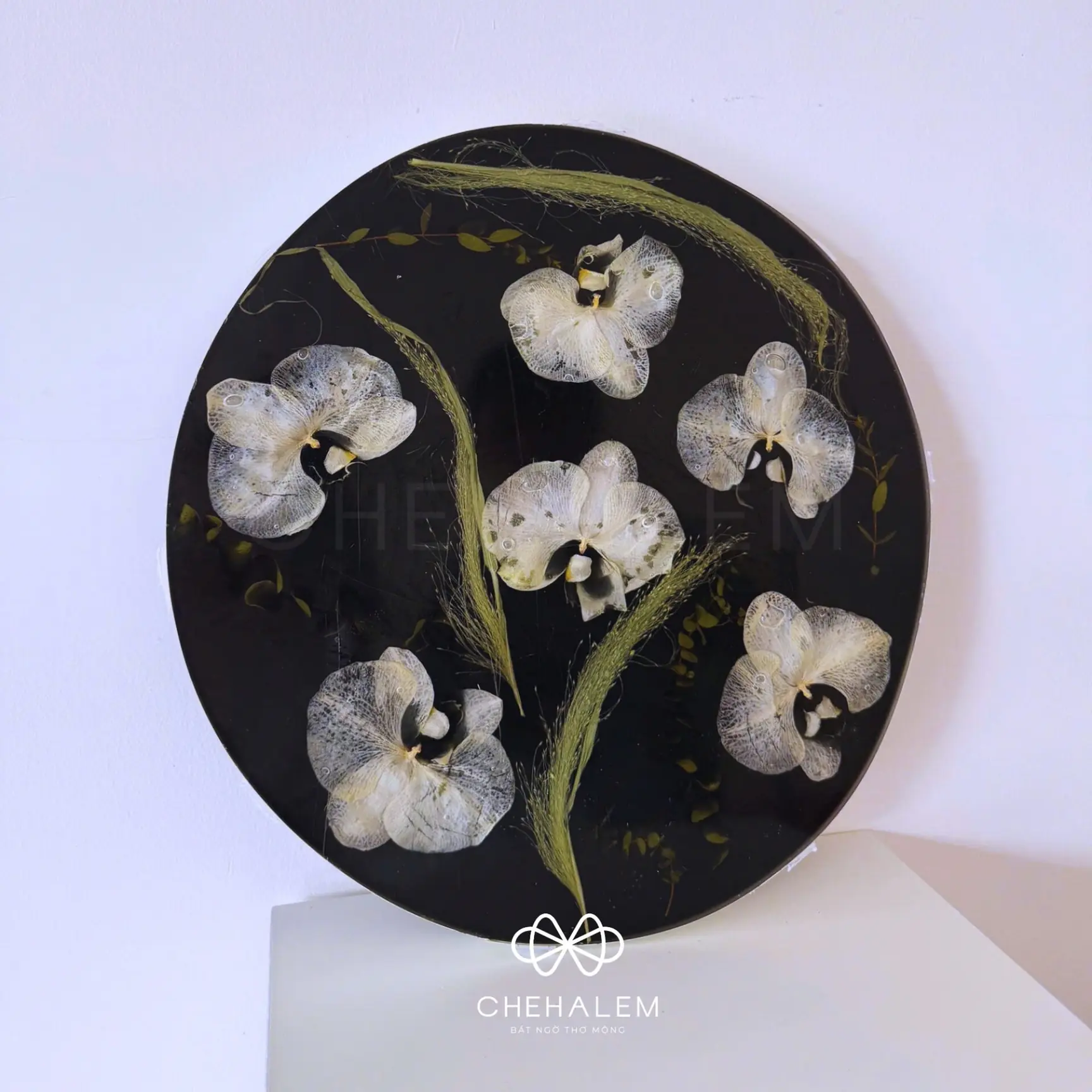 Bàn epoxy resin từ hoa hồ điệp