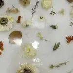 Lớp resin đục tôn lên vẻ đẹp nhẹ nhàng của hoa khô