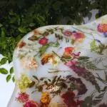 Chi tiết hoa khô bên trong mặt bàn epoxy