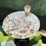 Mặt bàn với lớp resin trong đẹp nhẹ nhàng