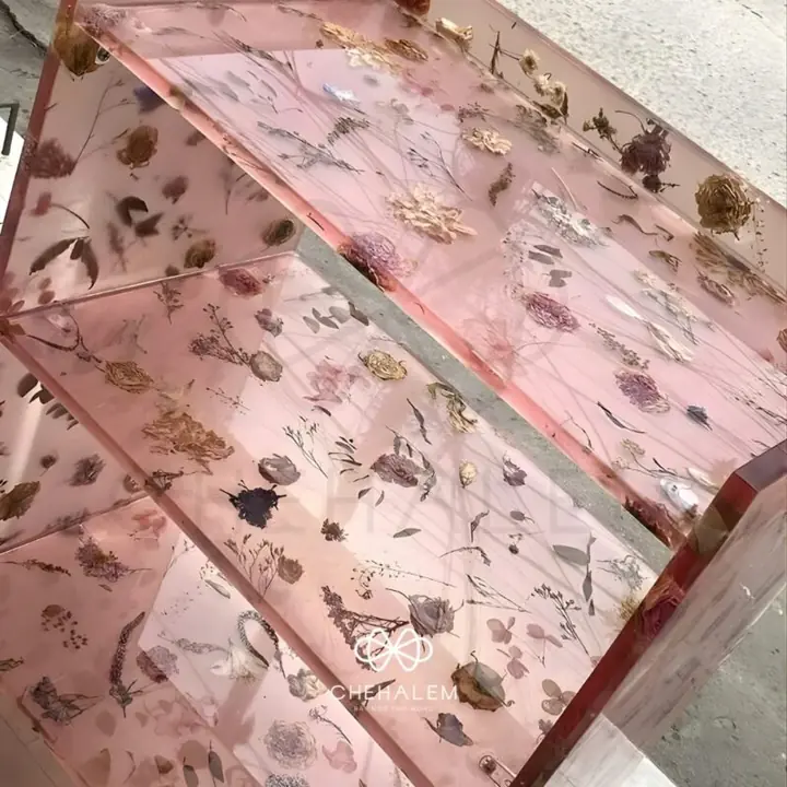 Tone màu hồng nhẹ nhàng với lớp resin trong suốt